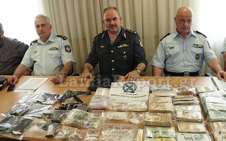 Η αμήχανη στιγμή που κατασχεμένο κινητό για ναρκωτικά χτυπούσε την ώρα της παρουσίασης από την Αστυνομία (βίντεο)